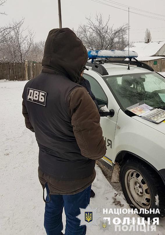 На Луганщині затримано чоловіка на спробі підкупити поліцейського
