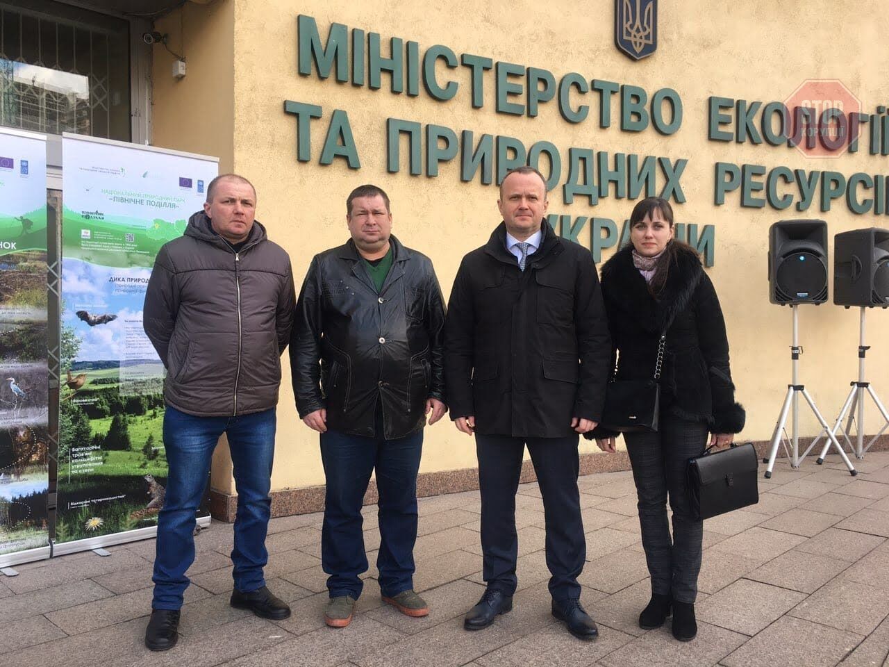  Активісти з міністром екології Олексієм ОржелемФото: ''СтопКор''