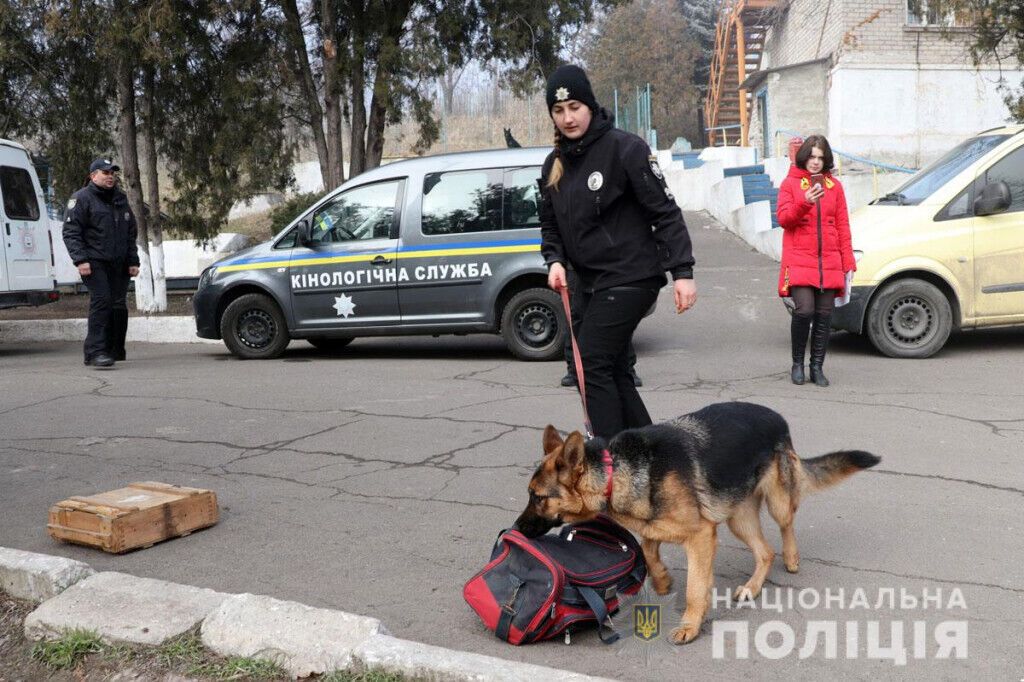Знайдуть злочинця у натовпі та в лісі: як поліцейські кінологи та їх чотирилапі помічники іспити складали
