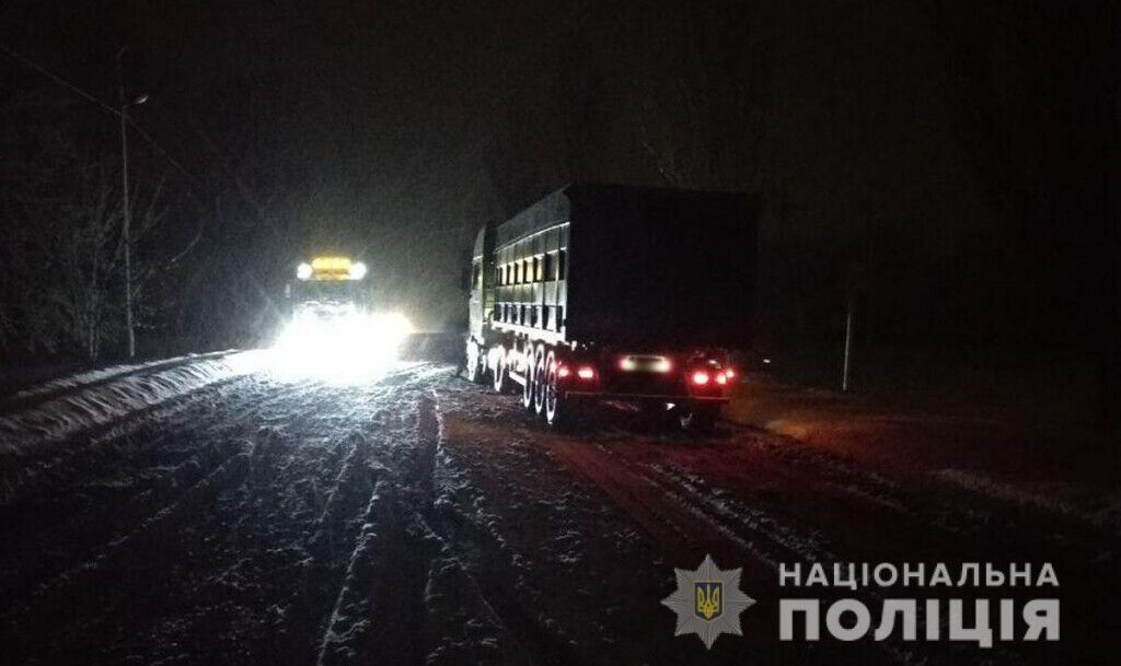 Поліцейські Донеччини в режимі 24/7 надають допомогу учасникам дорожнього руху, постраждалим від негоди