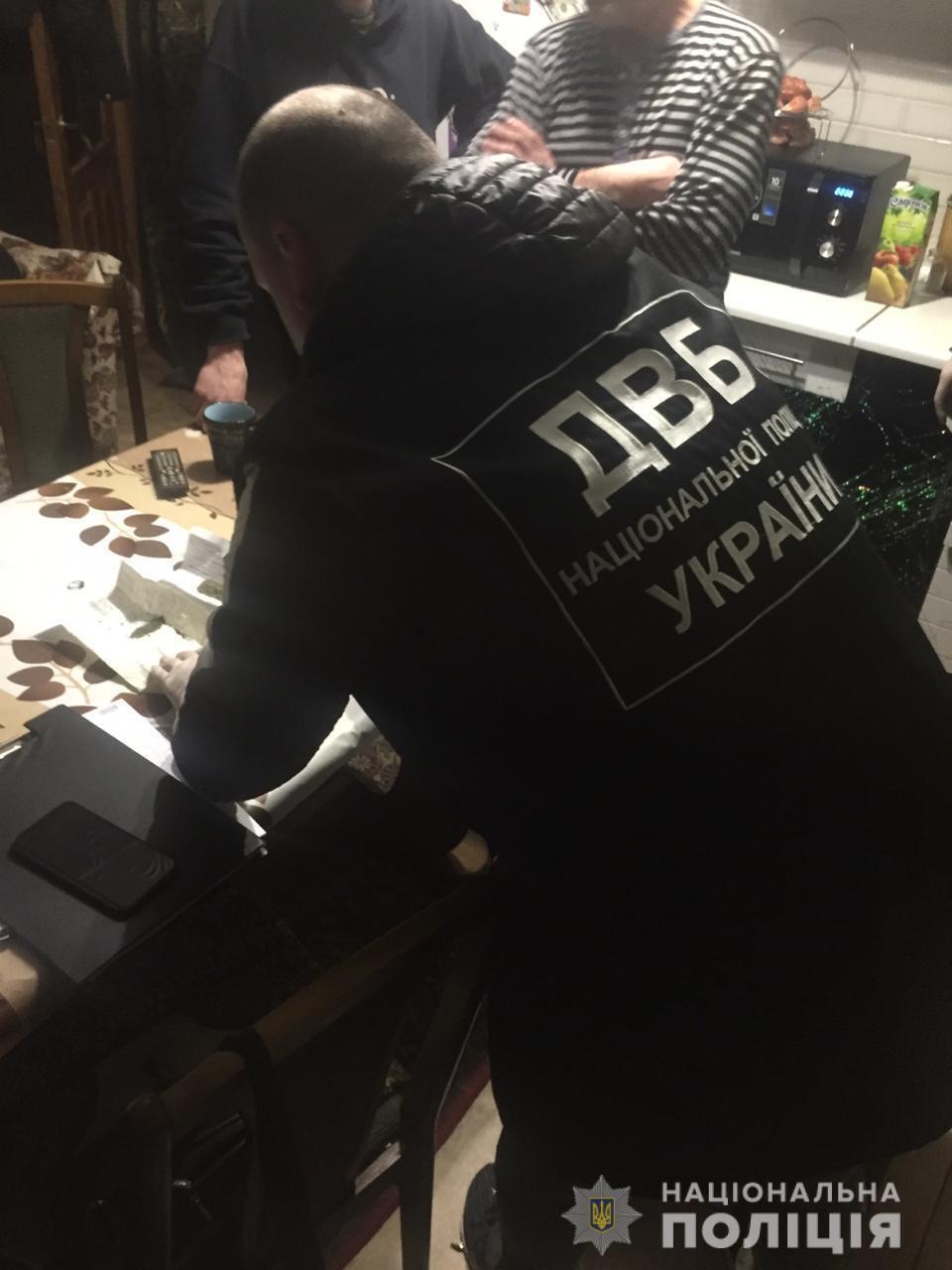 У Миколаєві внутрішня безпека Нацполіції викрила двох патрульних у збуті наркотиків