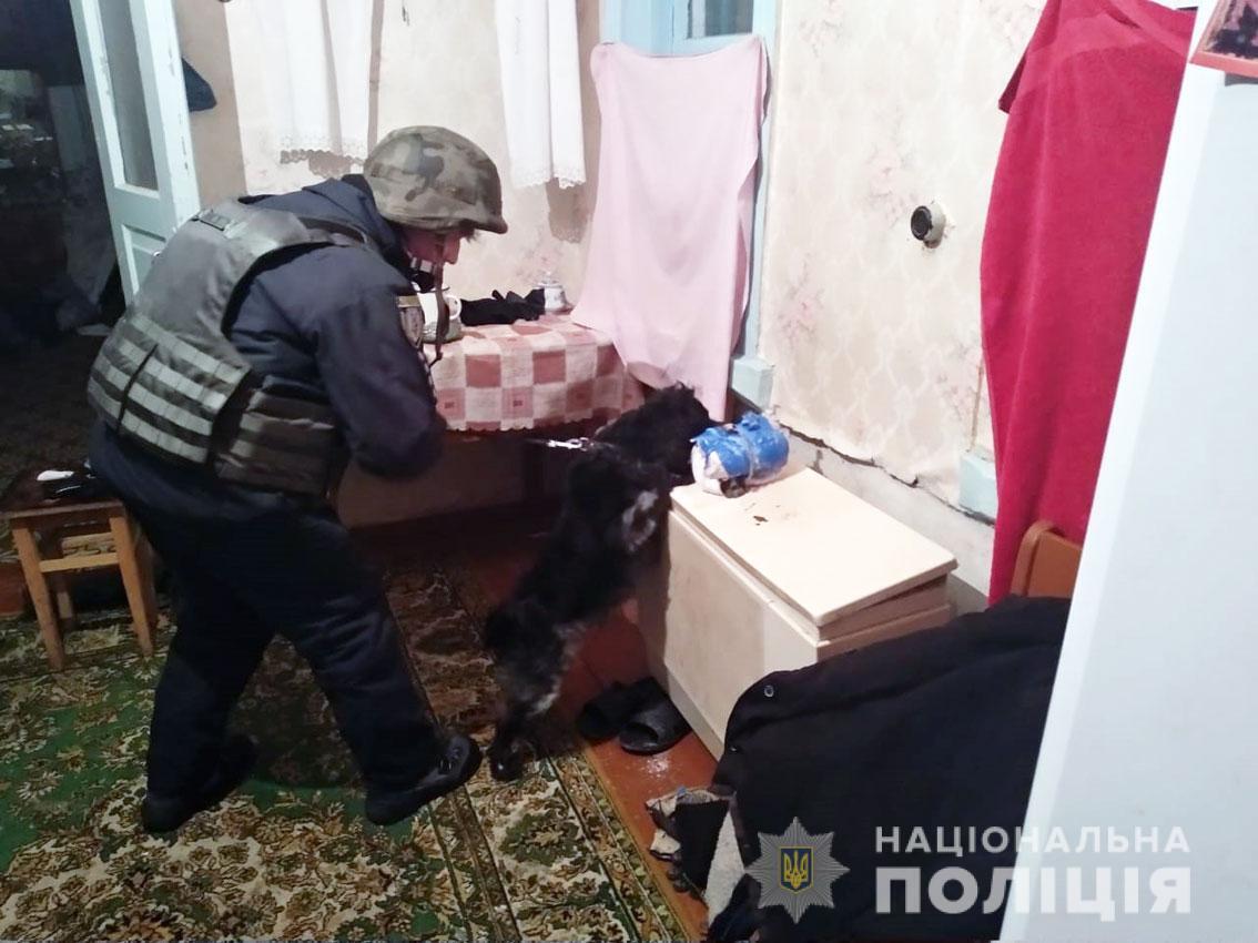 На Чернігівщині поліція затримала чоловіка, який погрожував підірвати саморобний вибуховий пристрій