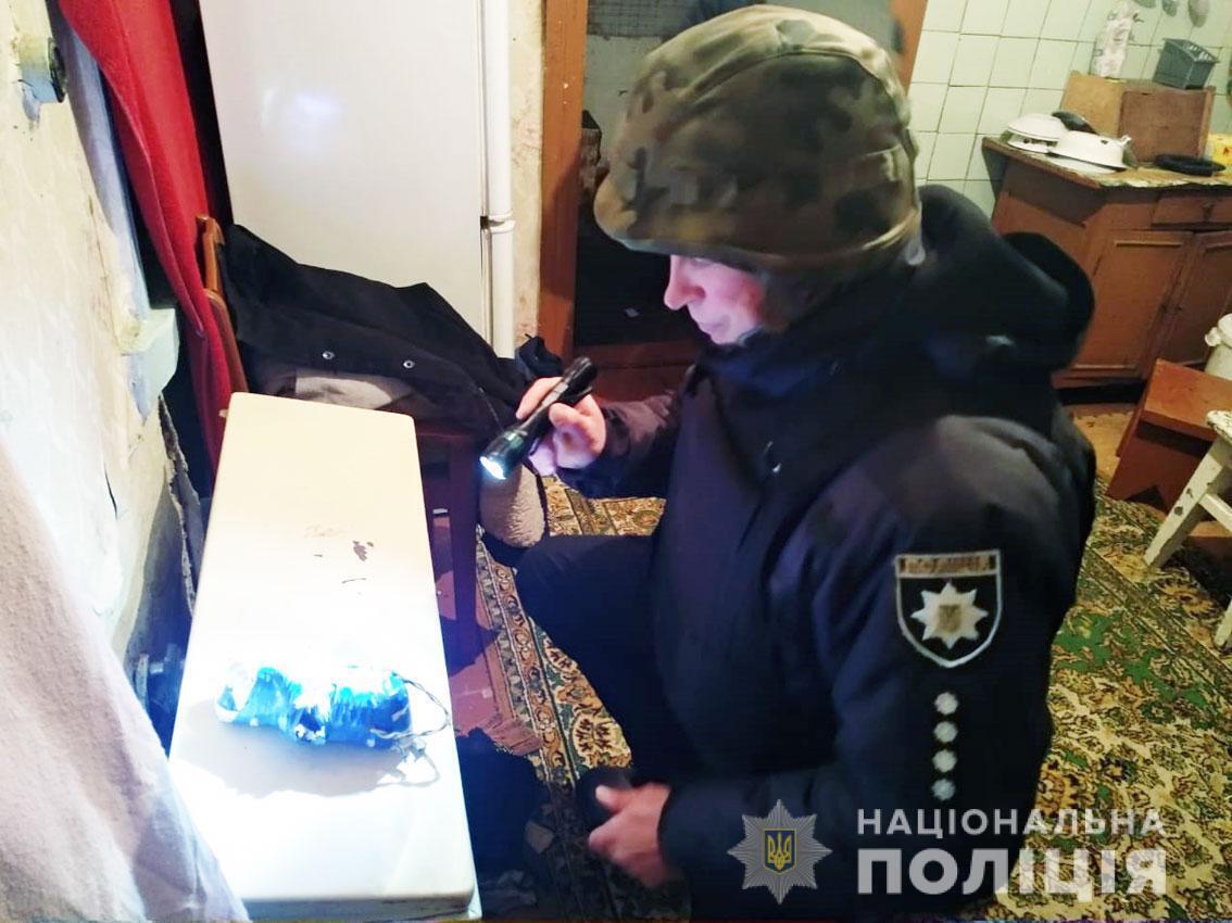 На Чернігівщині поліція затримала чоловіка, який погрожував підірвати саморобний вибуховий пристрій