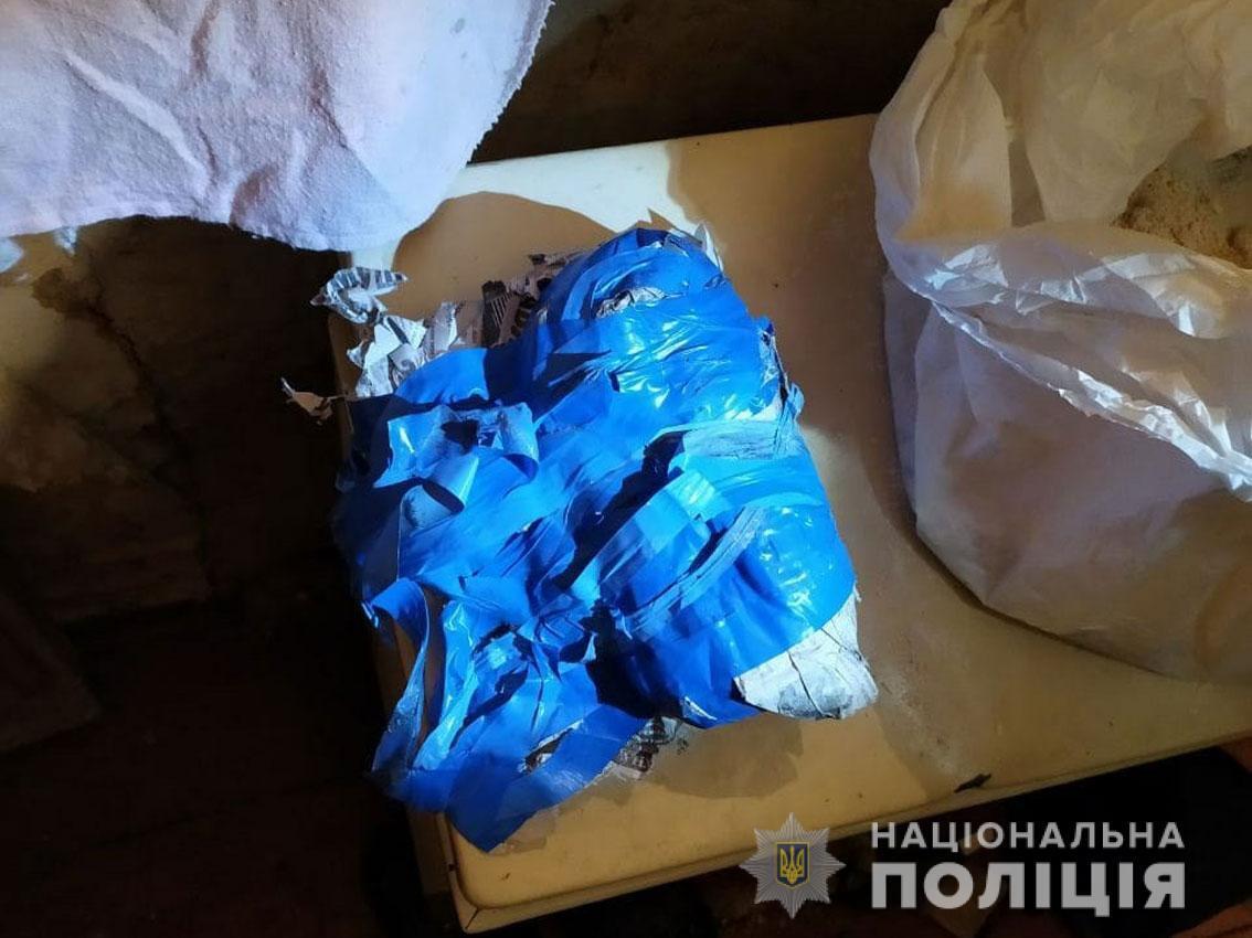 На Чернігівщині поліція затримала чоловіка, який погрожував підірвати саморобний вибуховий пристрій