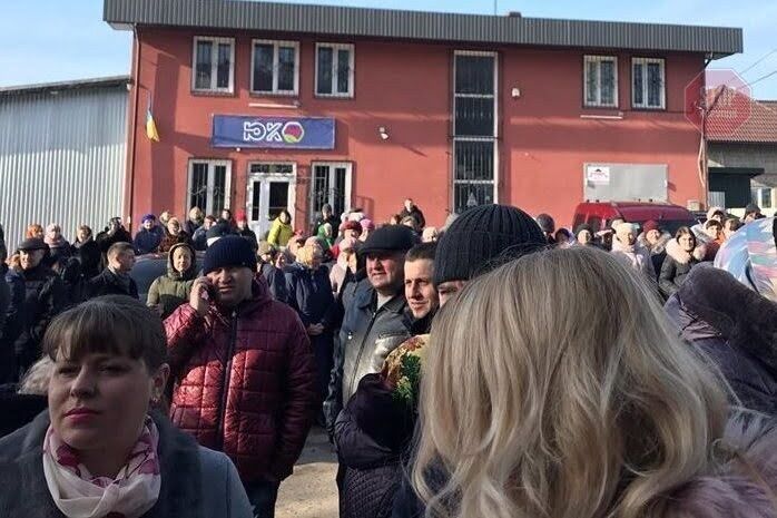 На Львівщині люди вийшли на мітинг проти розміщення в області українців з Китаю – названо причини