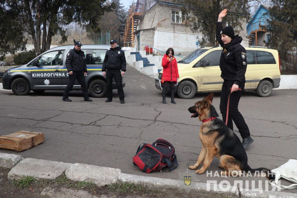 Знайдуть злочинця у натовпі та в лісі: як поліцейські кінологи та їх чотирилапі помічники іспити складали
