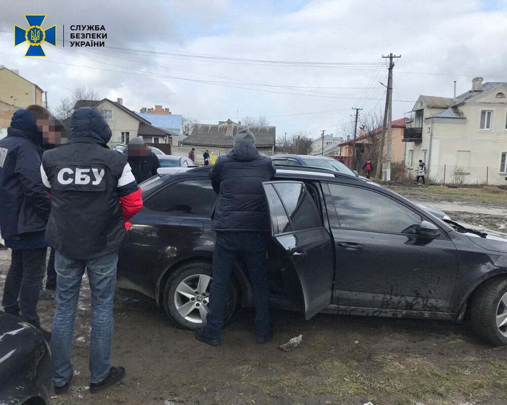 На Львівщині СБУ затримала поліцейських за підозрою в організації збуту наркотиків