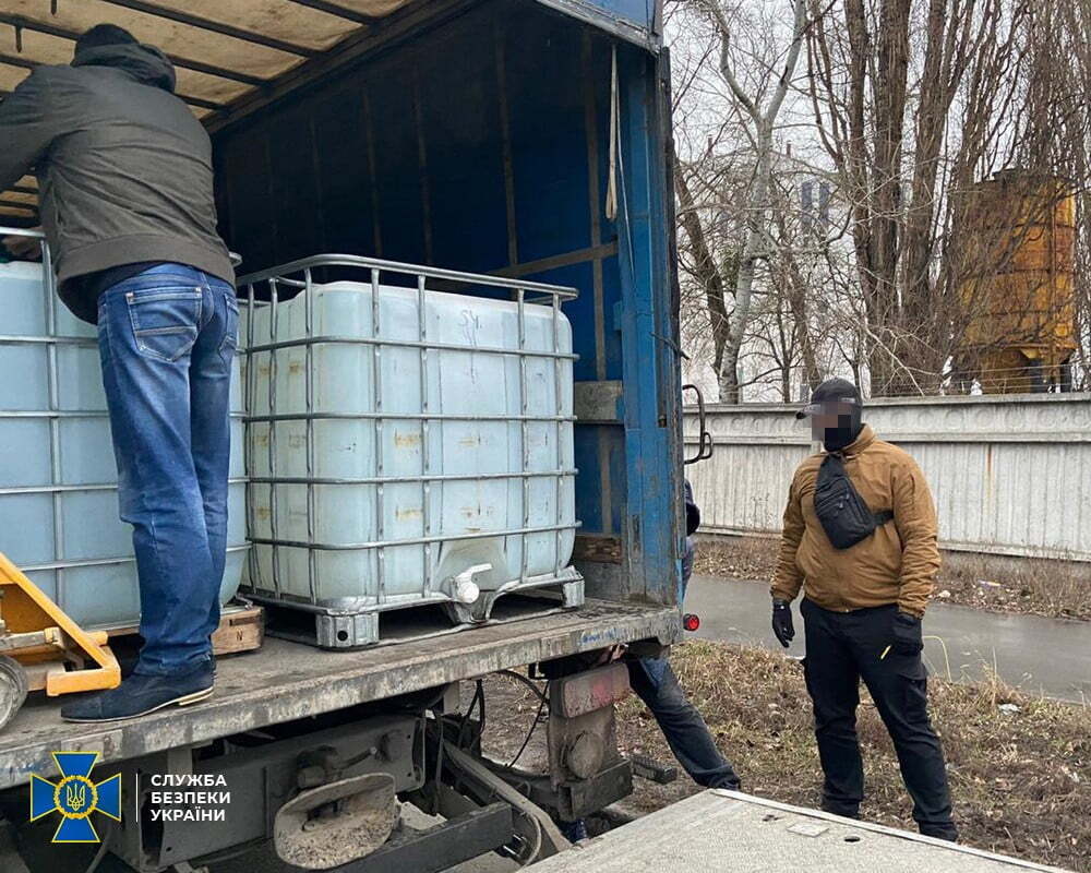 У Києві СБУ попередила постачання до торговельної мережі 17 тонн контрафактного спирту