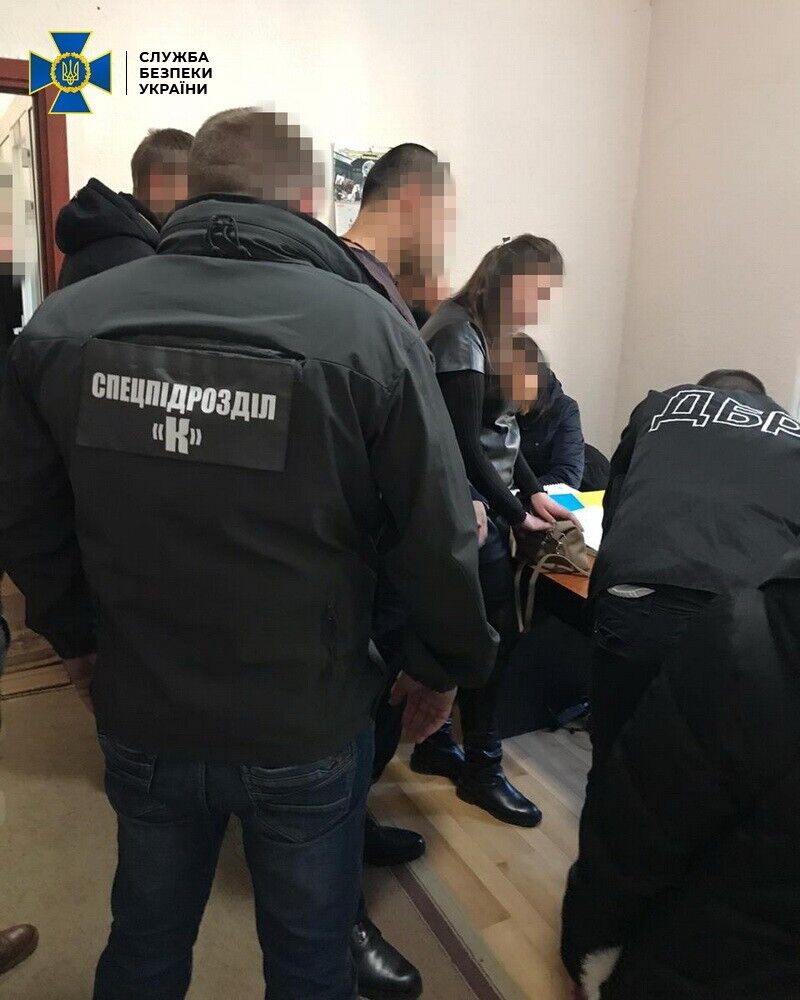 На Буковині СБУ викрила посадовців Державної міграційної служби на завищені вартості послуг для громадян