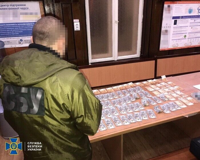 На Буковині СБУ викрила посадовців Державної міграційної служби на завищені вартості послуг для громадян