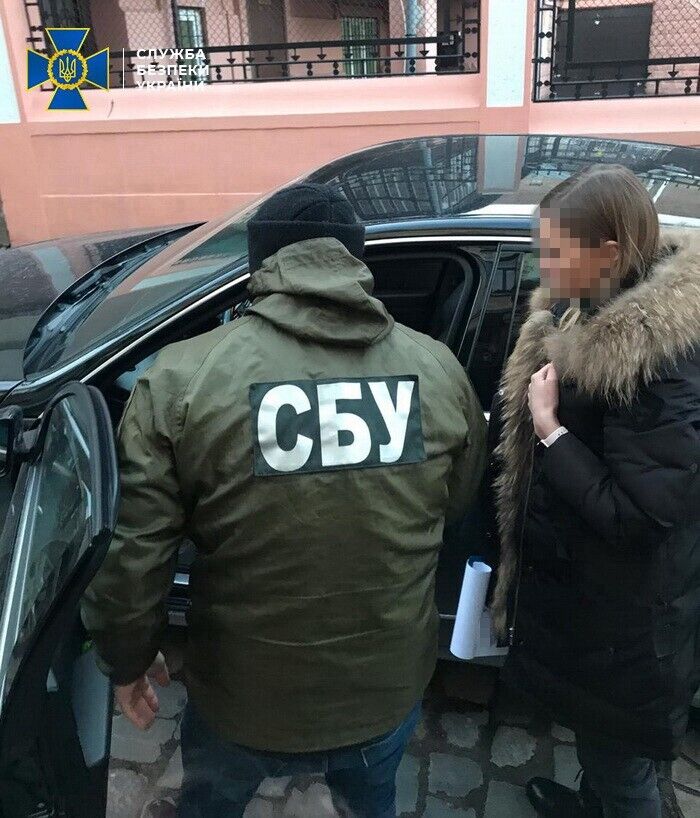 На Буковині СБУ викрила посадовців Державної міграційної служби на завищені вартості послуг для громадян