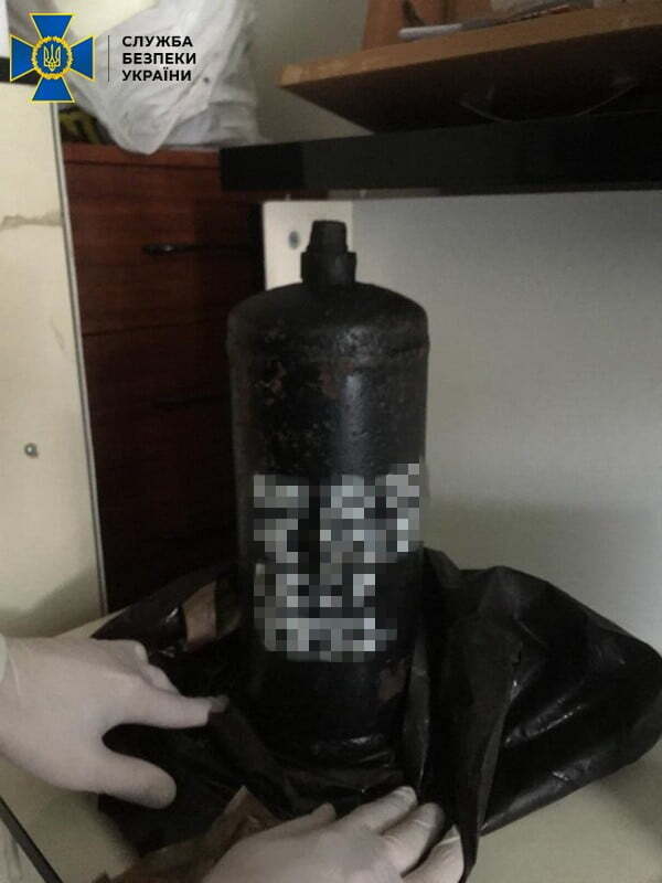 У Києві СБУ виявила схованку з бойовими гранатами та майже 30 літрами ртуті