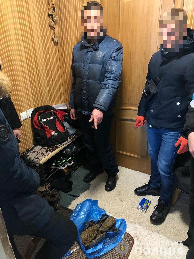 Київські поліцейські виявили у чоловіка канабіс на 2 мільйони гривень