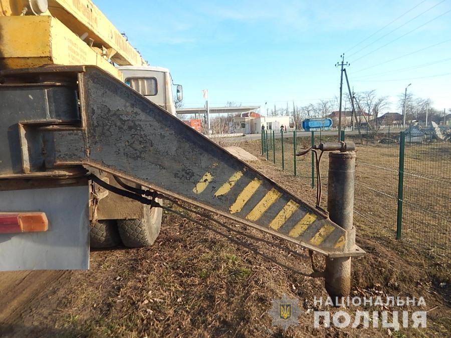 Поліцейські розслідують обставини травмування малолітнього автокраном (ВІДЕОКОМЕНТАР)