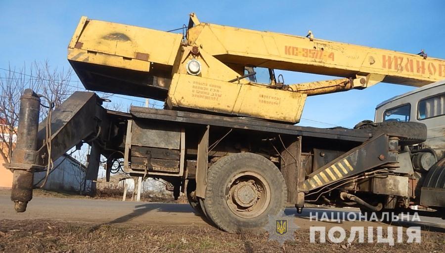 Поліцейські розслідують обставини травмування малолітнього автокраном (ВІДЕОКОМЕНТАР)