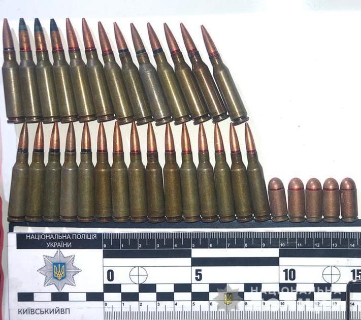 Співробітники Київського відділу поліції проводять досудове розслідування за фактом незаконного зберігання одеситом боєприпасів