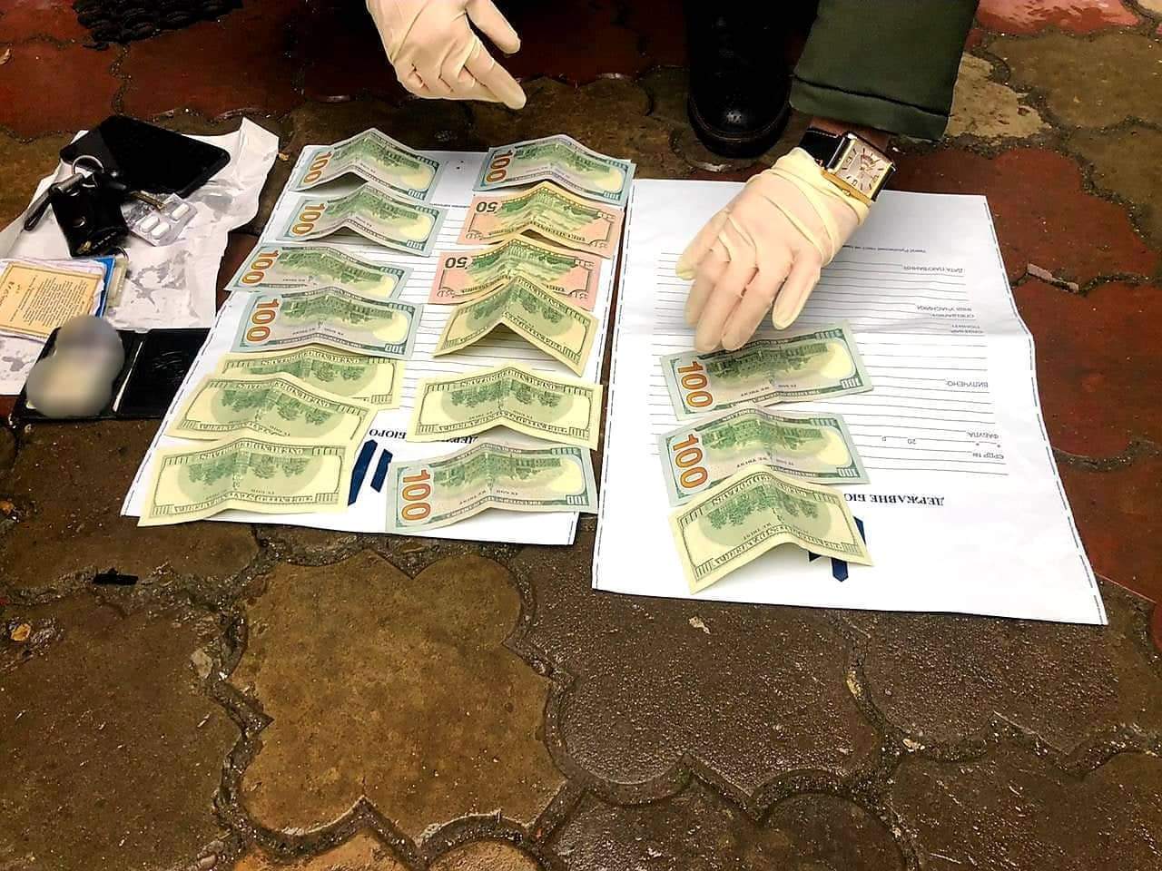 Керівника відділу поліції на Франківщині затримано на отриманні неправомірної вигоди (ФОТО)