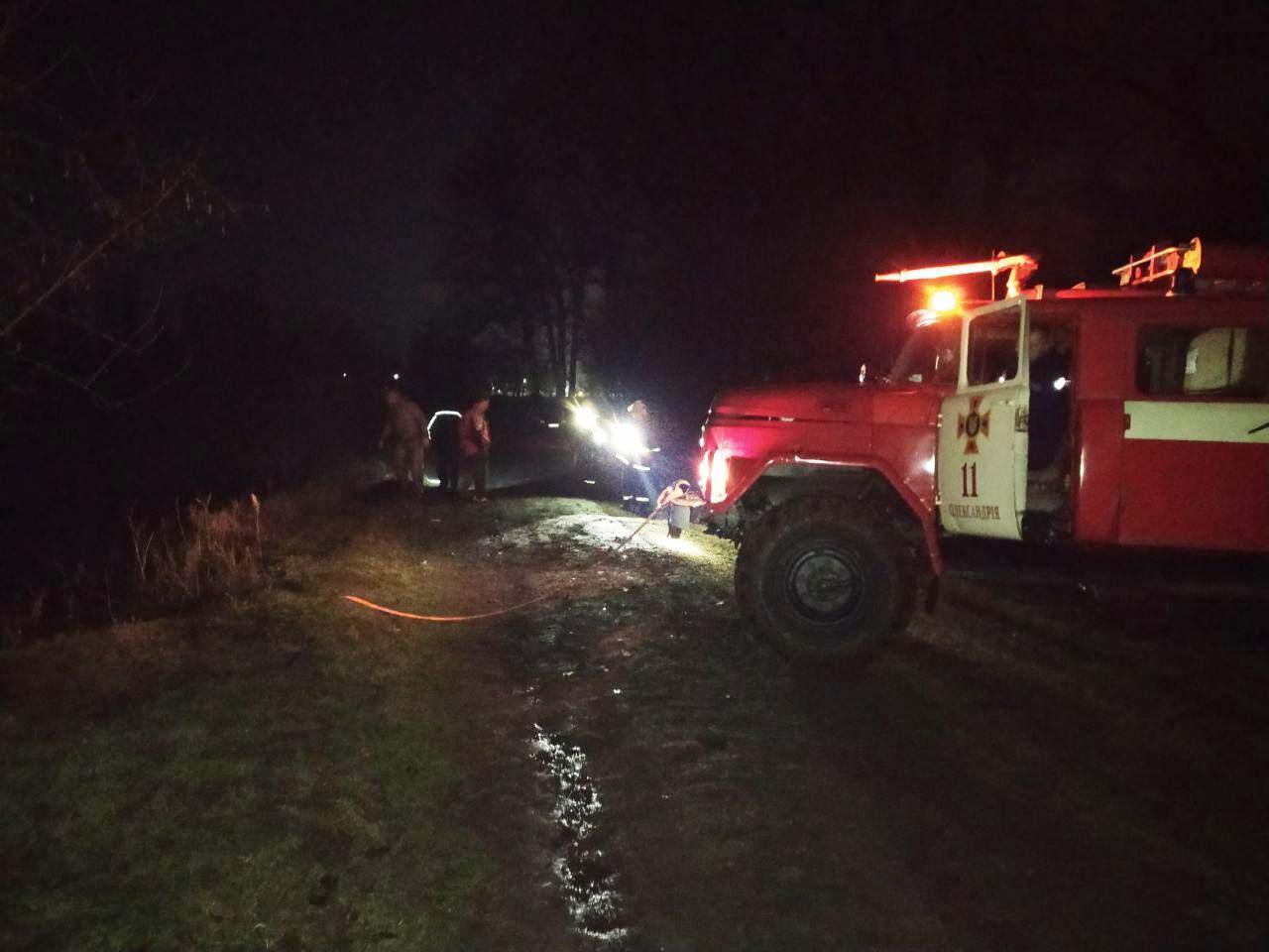 На Кіровоградщині рятувальники дістали автомобіль з водойми