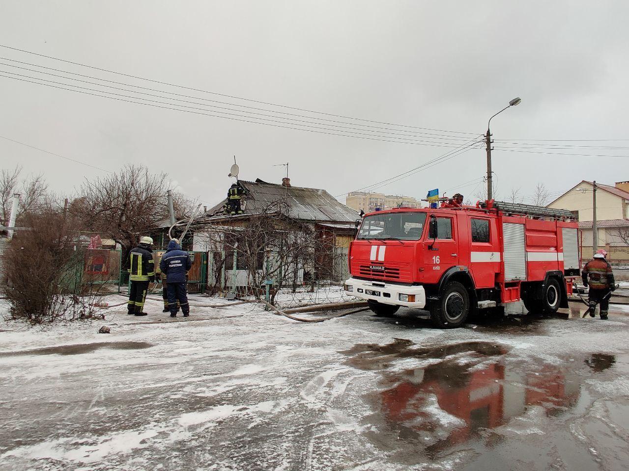 Столичні вогнеборці ліквідували пожежу в приватному будинку