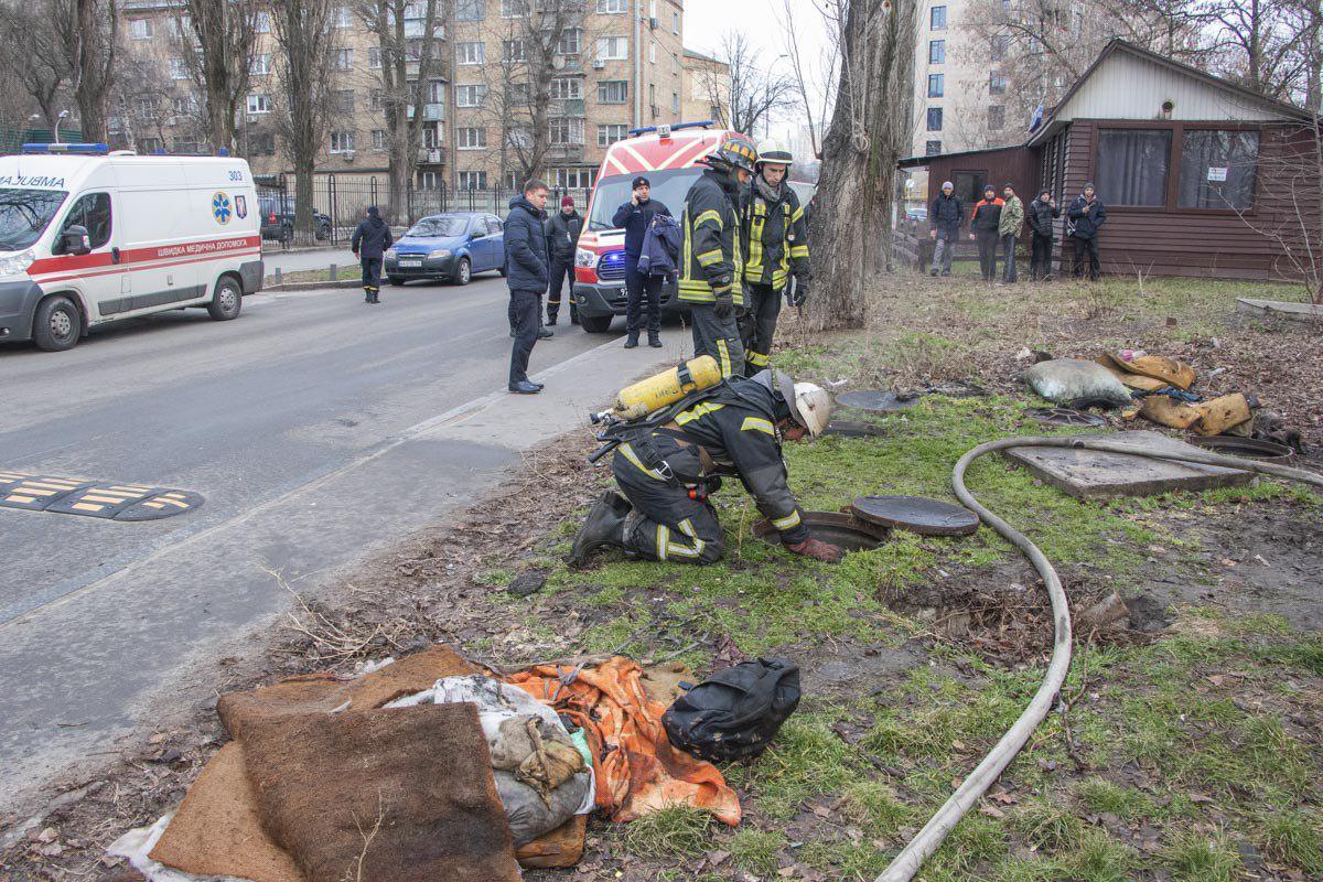 Київ: Під час пожежі в люці теплотраси виявлено 3 осіб без ознак життя