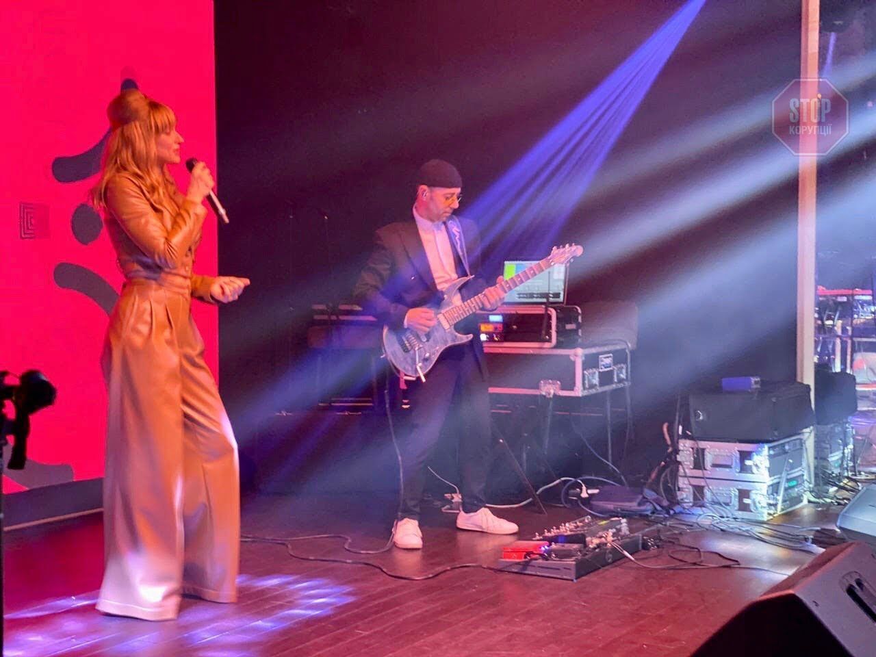  Замість гурту ''Hi Fi'' на сцену вийшла українська співачка Tanya Фото: СтопКор