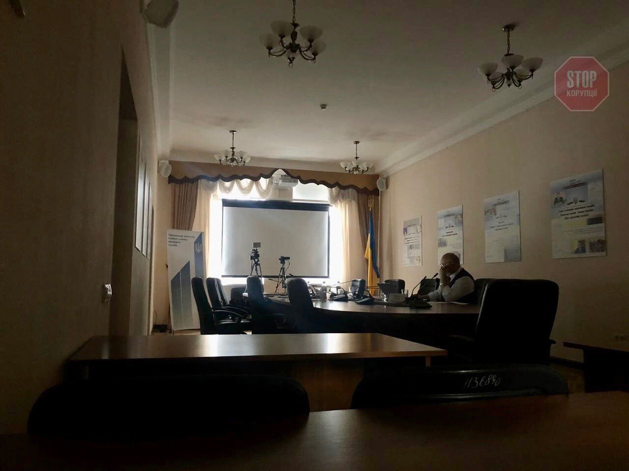  Під час засідання комісії вимкнули світло Фото: СтопКор