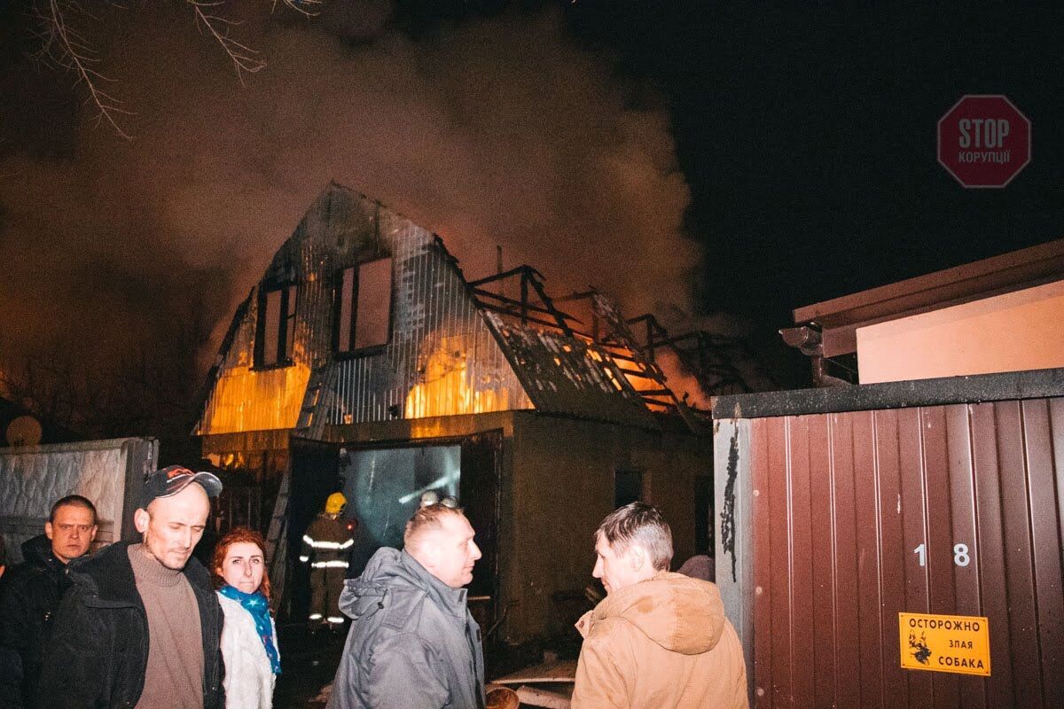 У столиці згорів двоповерховий будинок з двома авто (фото, відео)