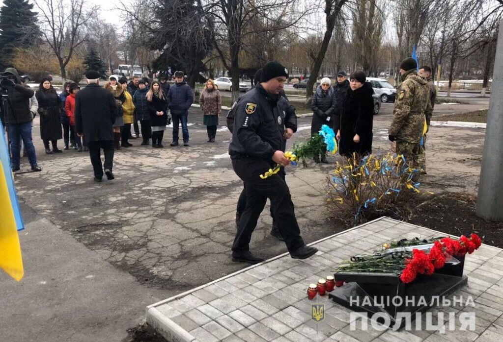 Поліцейські Донеччини вшанували пам’ять Героїв Небесної Сотні