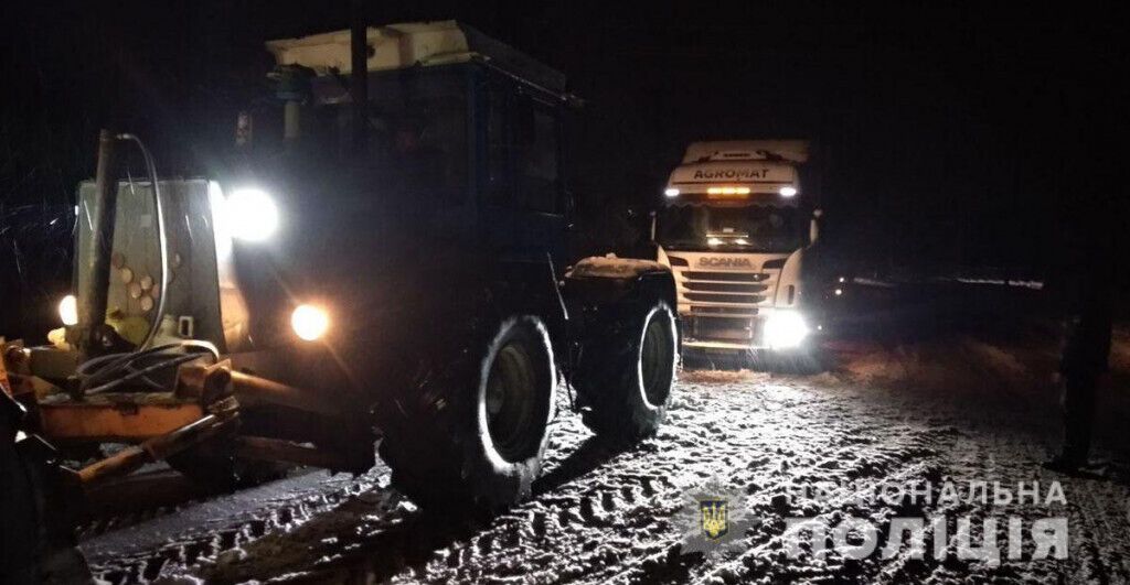 Поліцейські Донеччини в режимі 24/7 надають допомогу учасникам дорожнього руху, постраждалим від негоди