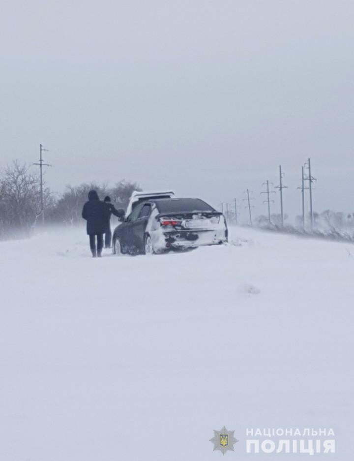 На дорогах Одещини поліцейські визволили зі снігового полону близько сімдесяти транспортних засобів
