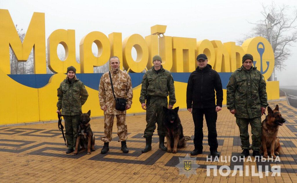 Знайдуть злочинця у натовпі та в лісі: як поліцейські кінологи та їх чотирилапі помічники іспити складали