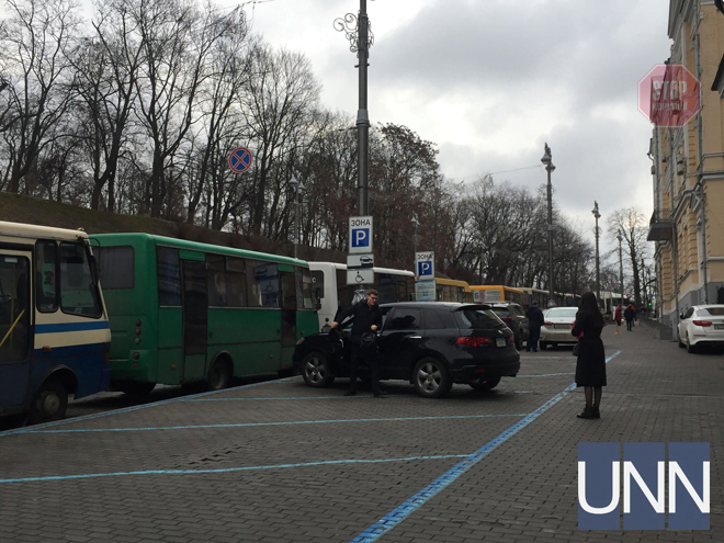 Фури та автобуси оточили будівлю уряду (фото)