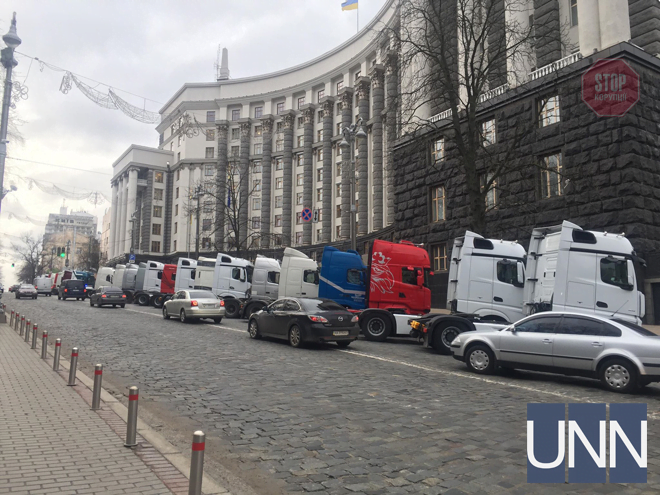 Фури та автобуси оточили будівлю уряду (фото)