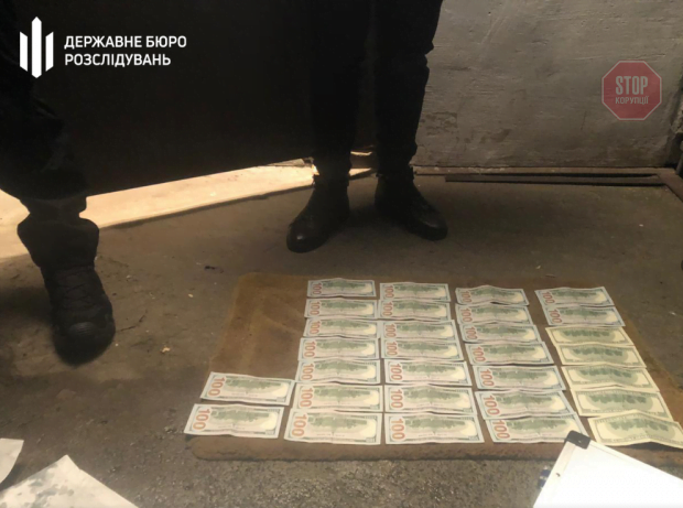 На Волині очільника відділу поліції викрили на доларовому хабарі (фото)