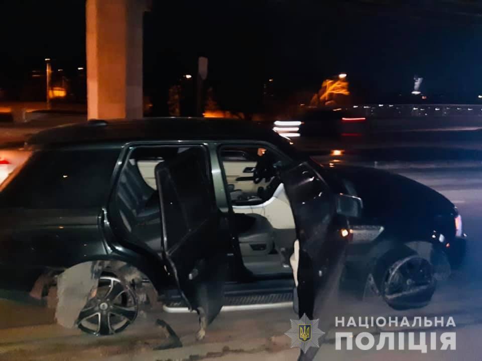 У столиці спецпризначенці стріляли по колесах, щоби зупинити озброєного водія-втікача