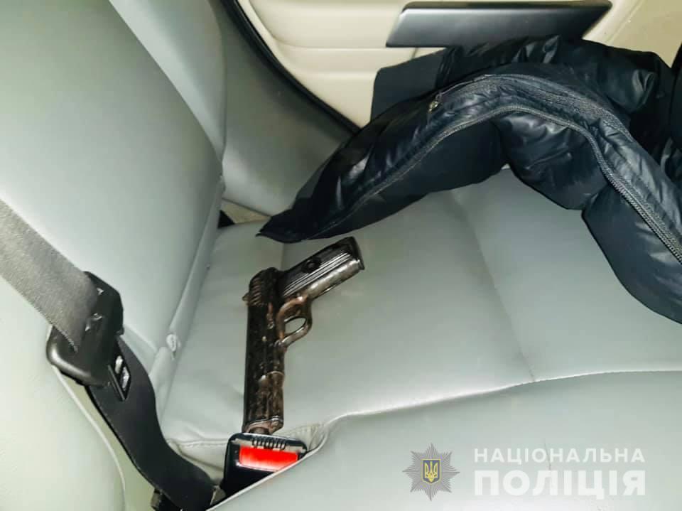 У столиці спецпризначенці стріляли по колесах, щоби зупинити озброєного водія-втікача