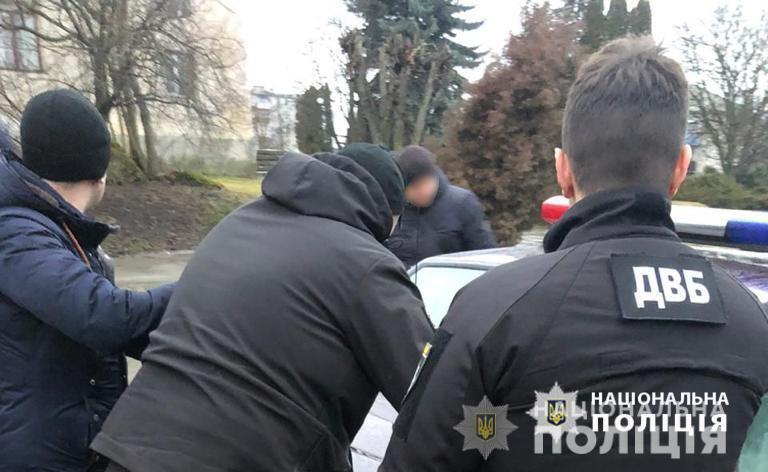 На вимаганні хабарів внутрішня безпека поліції викрила двох поліцейських у столиці та Тернополі