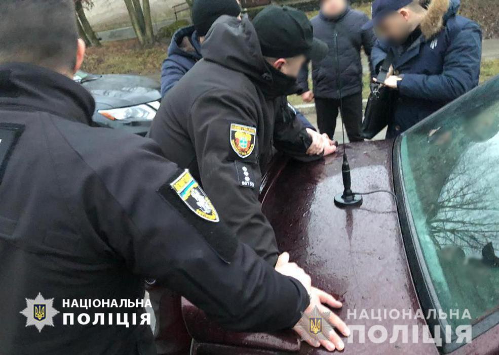 На вимаганні хабарів внутрішня безпека поліції викрила двох поліцейських у столиці та Тернополі
