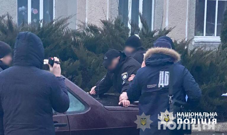 На вимаганні хабарів внутрішня безпека поліції викрила двох поліцейських у столиці та Тернополі