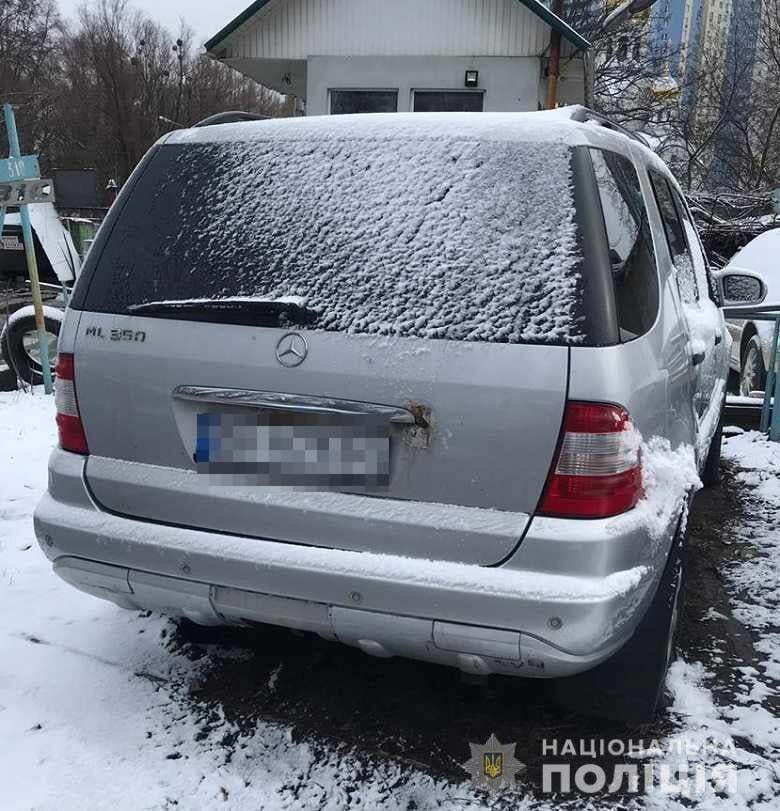У Києві під час обшуку у викрадача іномарки слідчі виявили арсенал зброї та боєприпасів