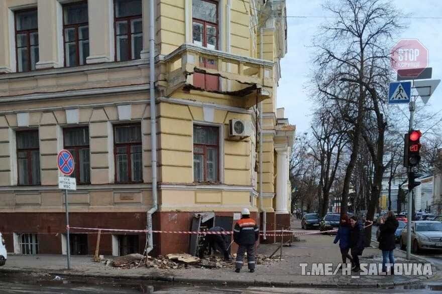 У Мережу виклали відео обвалу балкону у Харкові