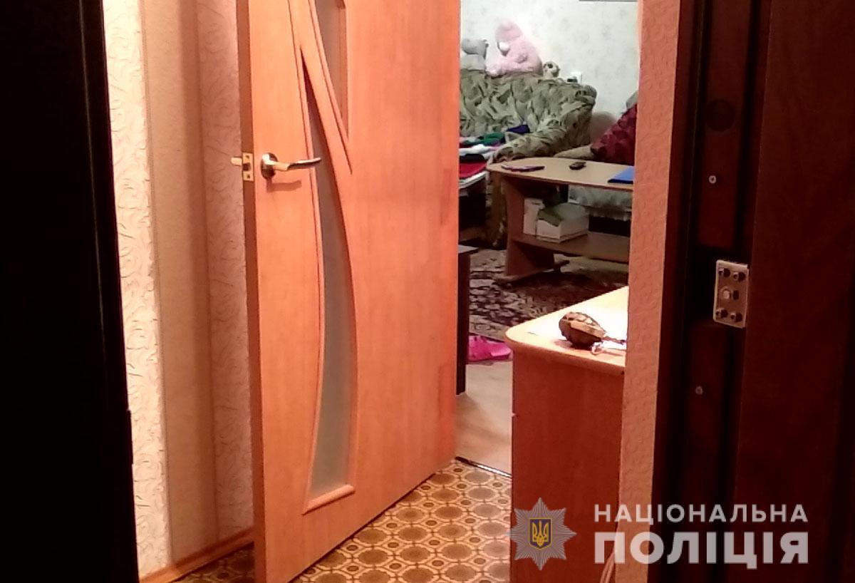 На Донеччині поліцейські затримали чоловіка, який погрожував підірвати жінку з дитиною