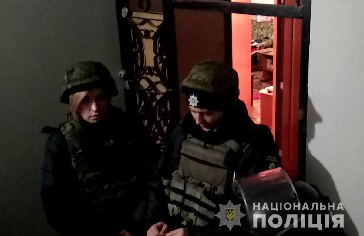 На Донеччині поліцейські затримали чоловіка, який погрожував підірвати жінку з дитиною