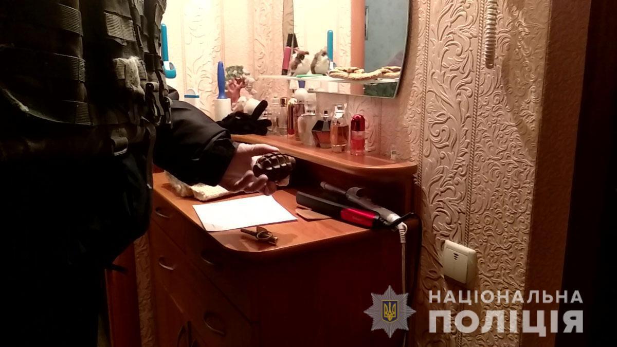 На Донеччині поліцейські затримали чоловіка, який погрожував підірвати жінку з дитиною