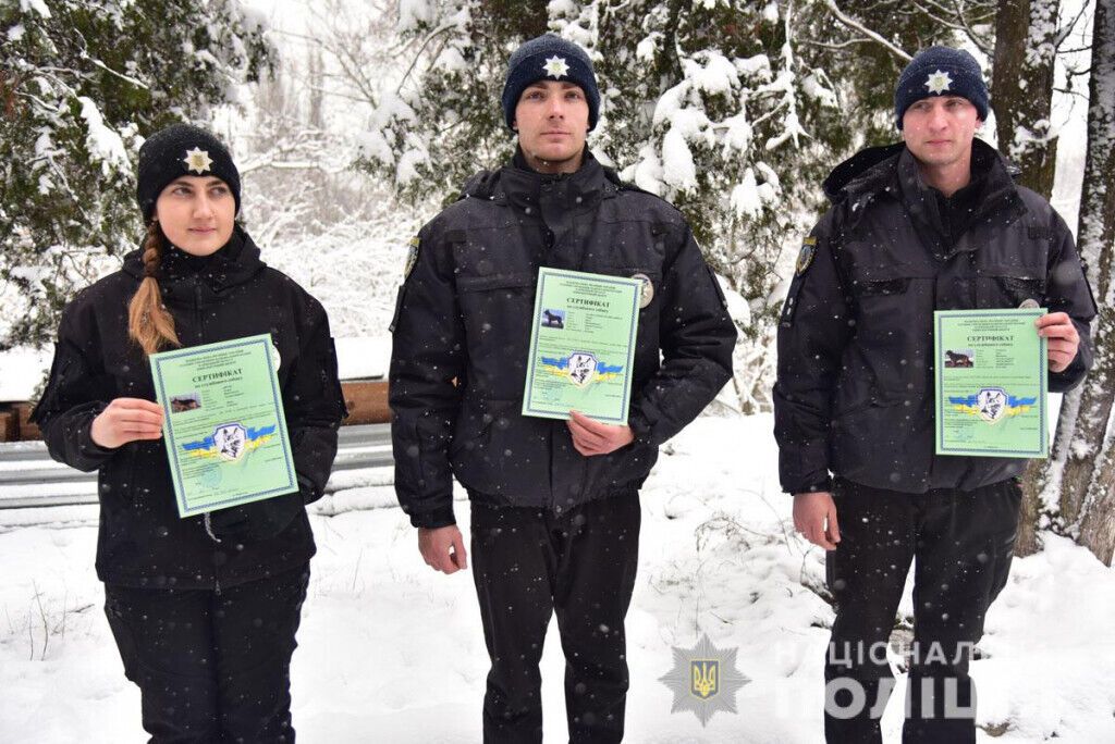Знайдуть злочинця у натовпі та в лісі: як поліцейські кінологи та їх чотирилапі помічники іспити складали