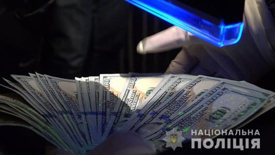 У Луцьку поліцейського викрили  на вимаганні 6 тисяч доларів хабаря