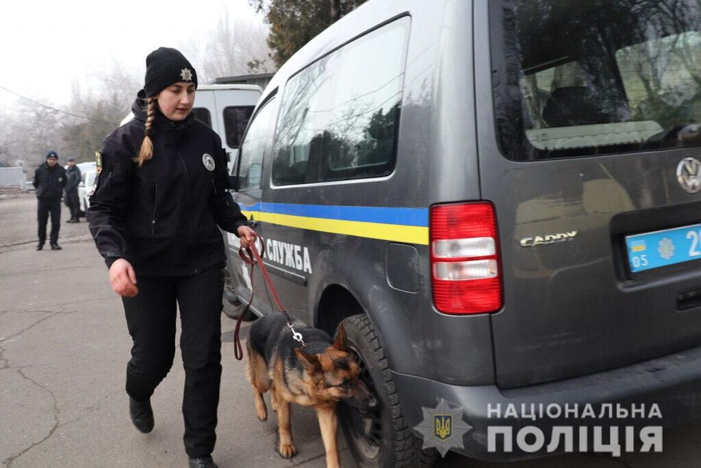 Знайдуть злочинця у натовпі та в лісі: як поліцейські кінологи та їх чотирилапі помічники іспити складали
