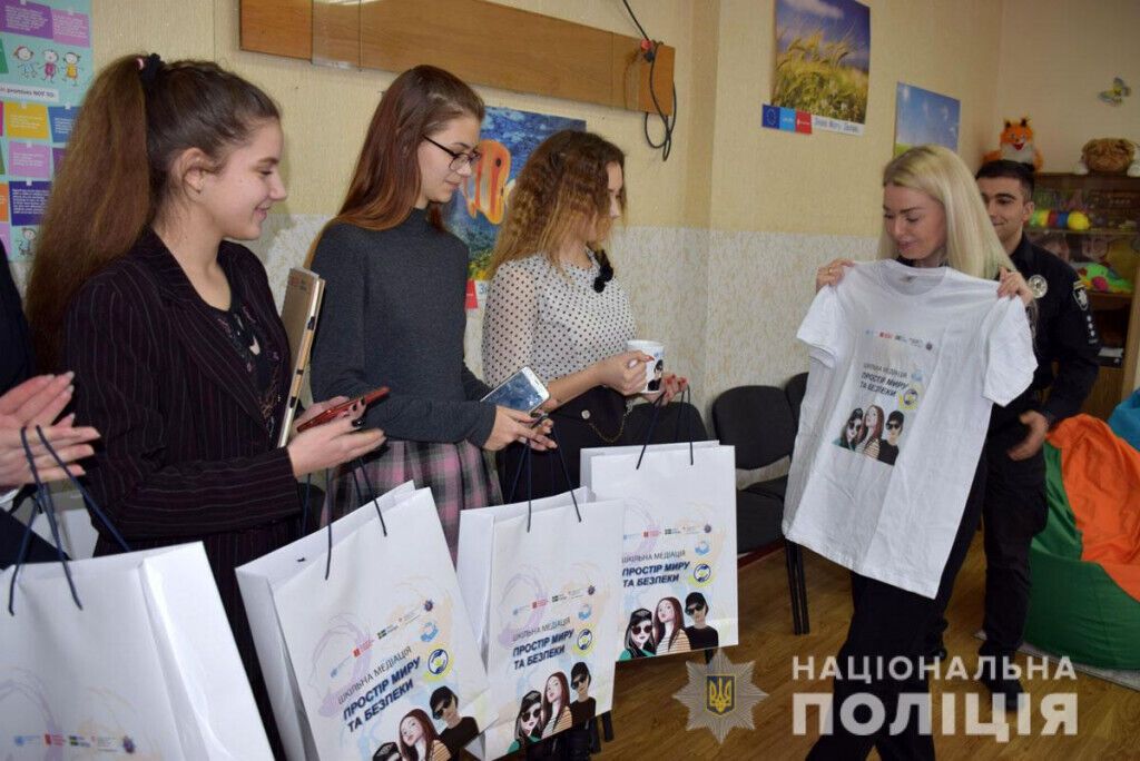 Шкільна служба порозуміння: поліцейські відкрили для дітей Мар’їнки та Авдіївки дві кімнати для вирішення конфліктів