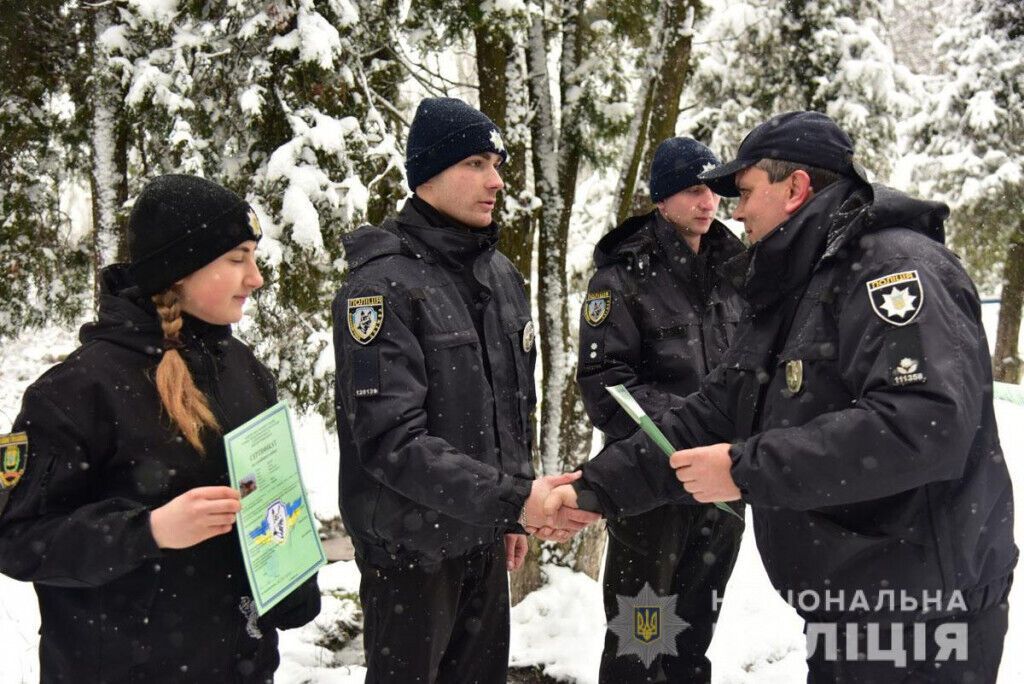 Знайдуть злочинця у натовпі та в лісі: як поліцейські кінологи та їх чотирилапі помічники іспити складали