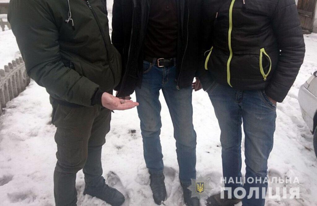 Покровські оперативники затримали зловмисника, який упродовж дня пограбував жінку та напав на чоловіка